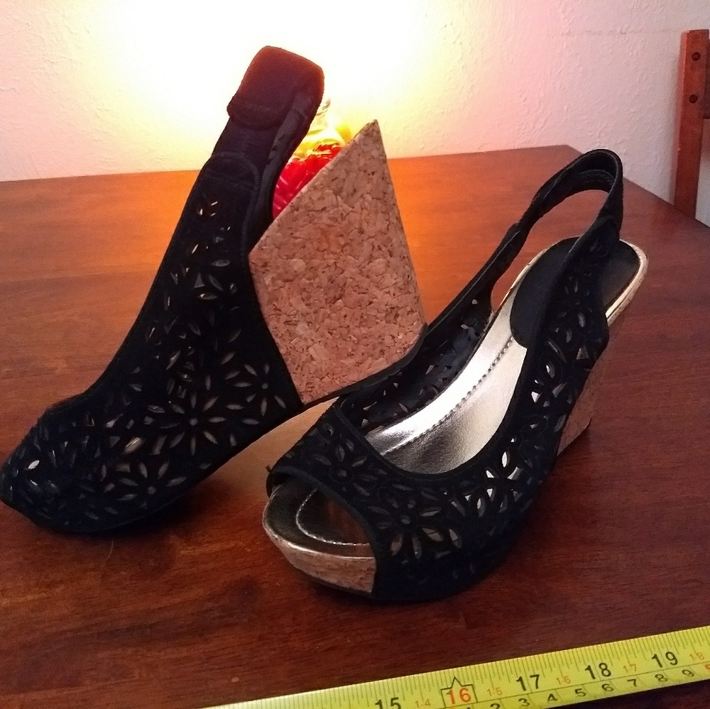 Kenneth Cole Reaction Blk wedge slingback peep toe